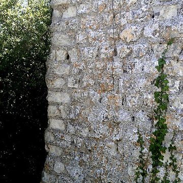 Vestiges de laqueduc romain de Luynes