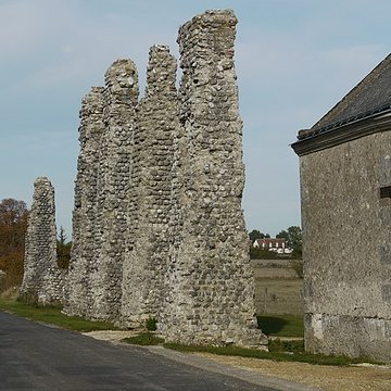 Vestiges de laqueduc romain de Luynes