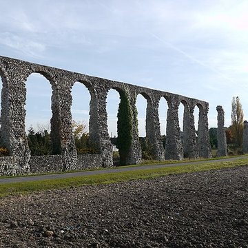 Vestiges de laqueduc romain de Luynes