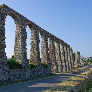 Vestiges de laqueduc romain de Luynes