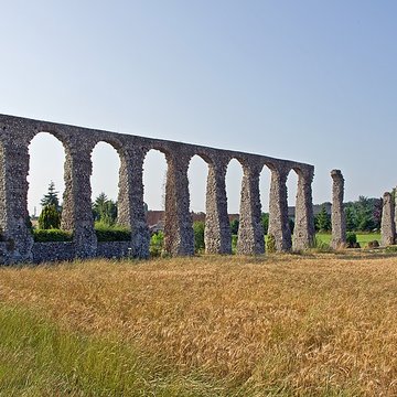 Vestiges de laqueduc romain de Luynes
