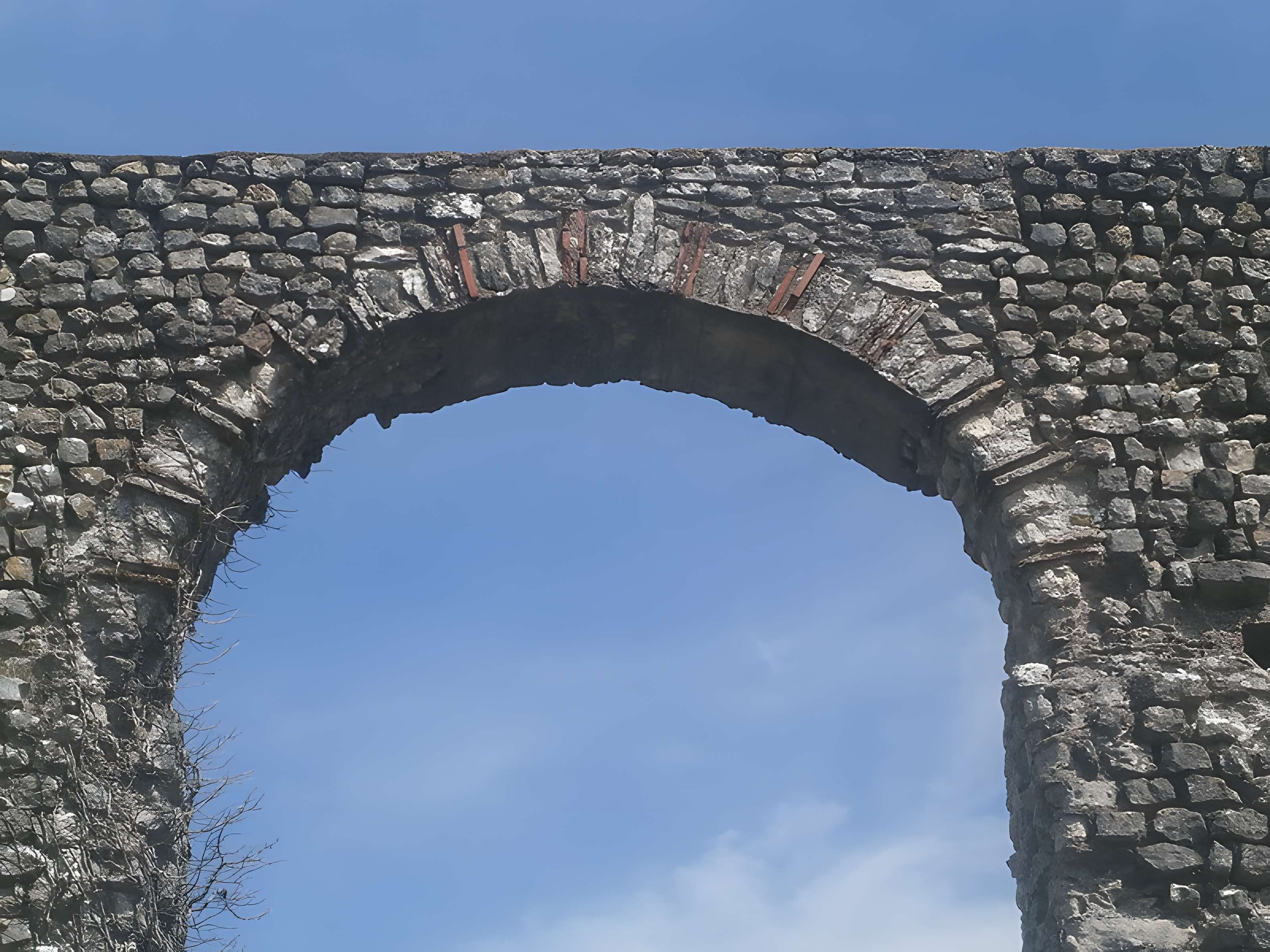 Vestiges de l'aqueduc romain de Luynes