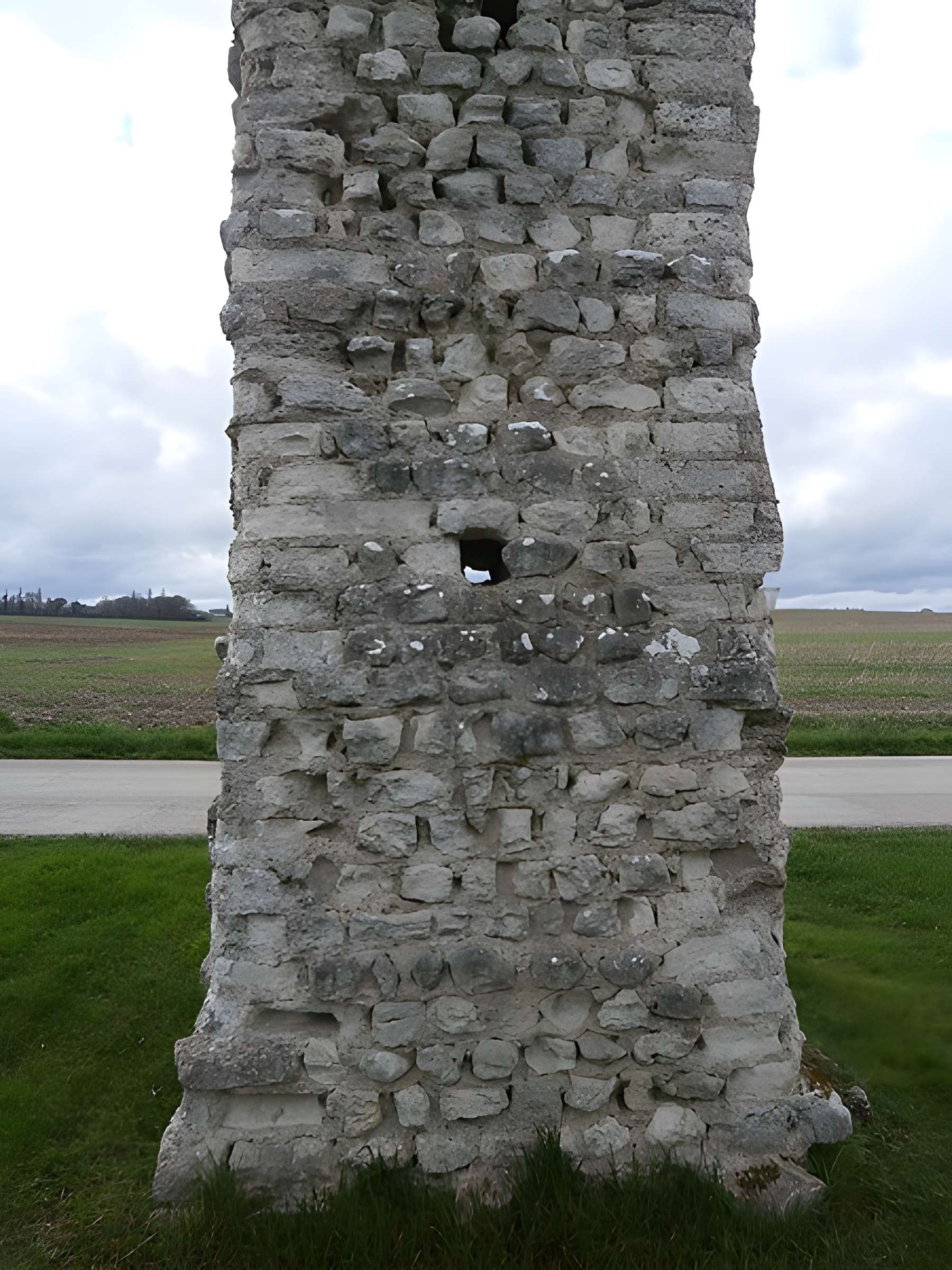 Vestiges de l'aqueduc romain de Luynes