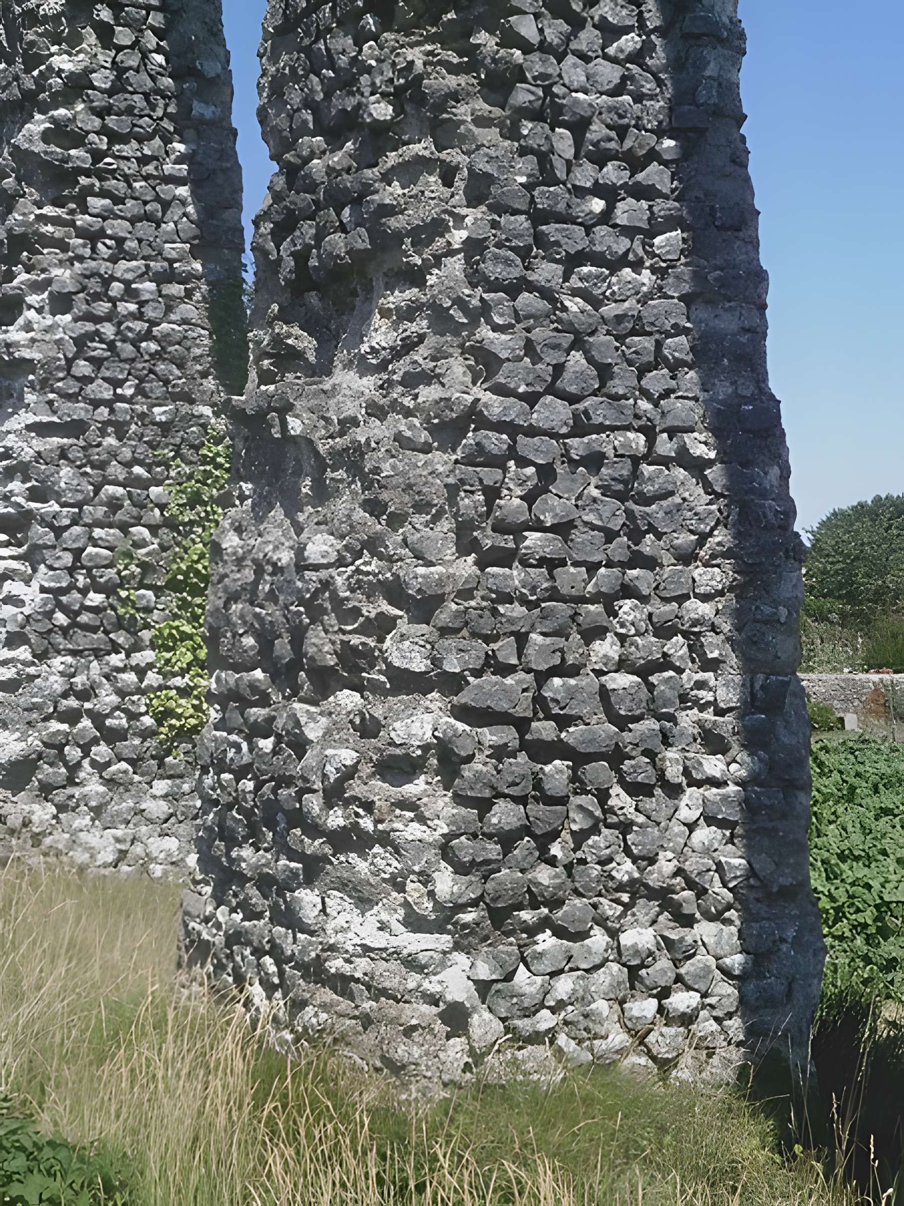 Vestiges de l'aqueduc romain de Luynes