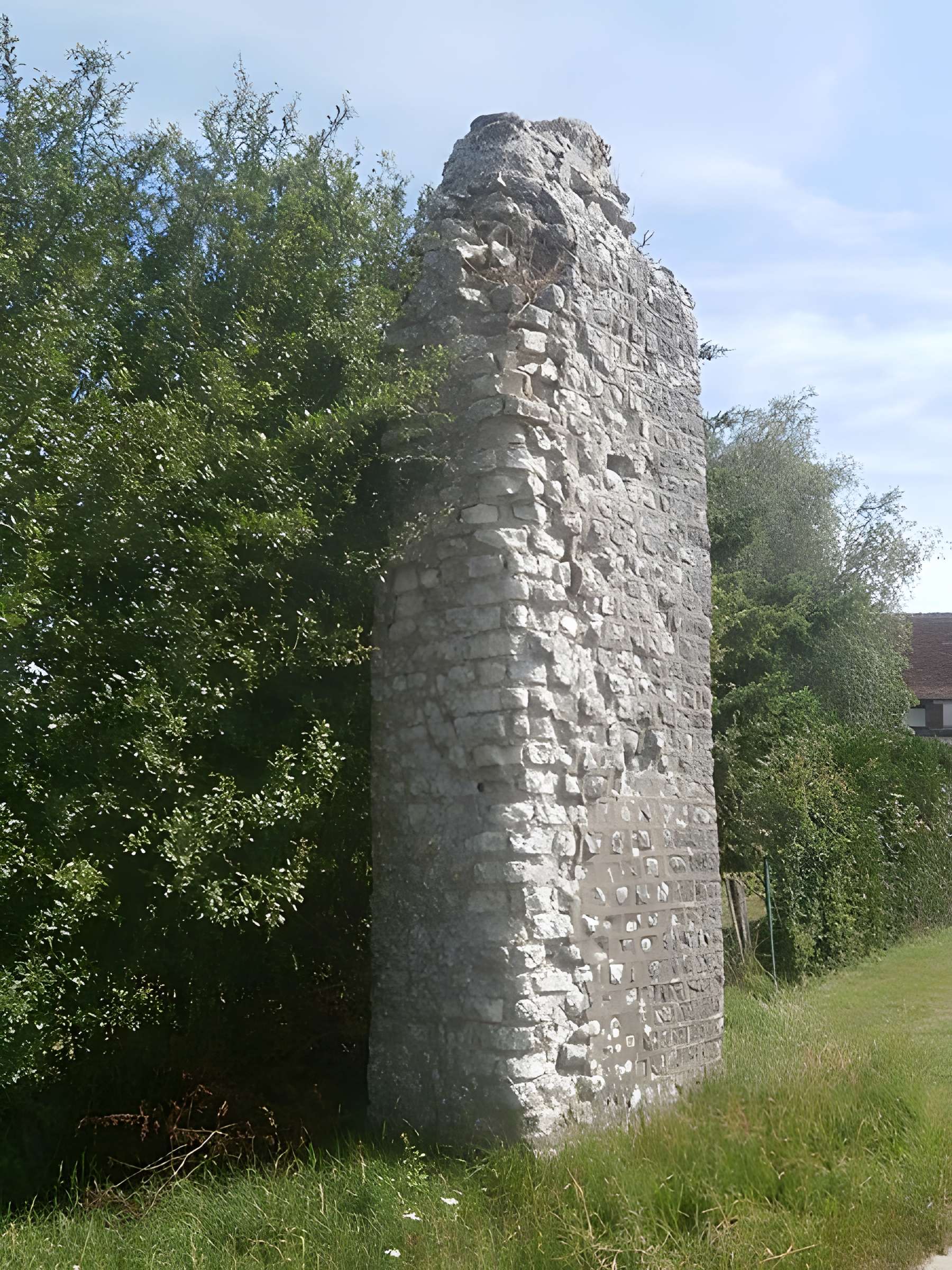 Vestiges de l'aqueduc romain de Luynes