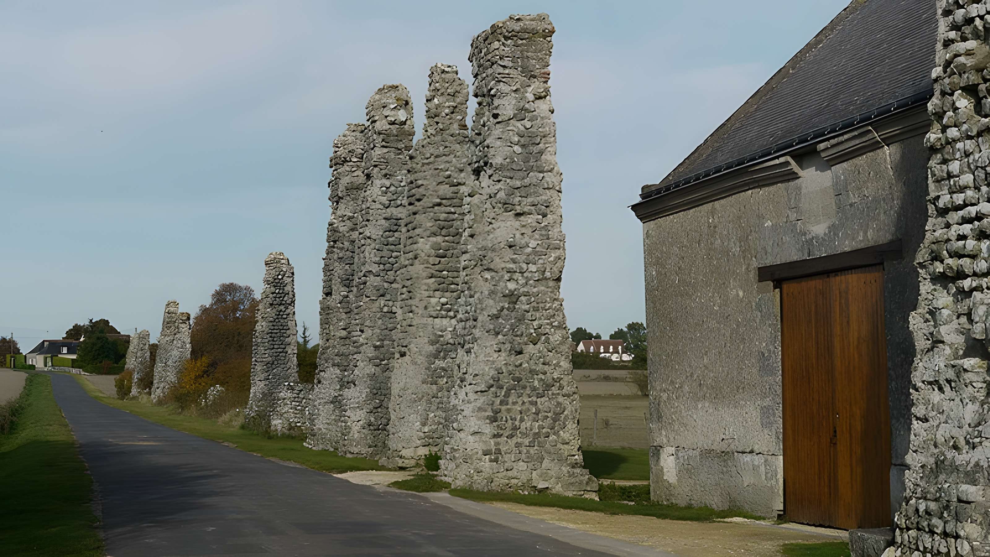 Vestiges de l'aqueduc romain de Luynes