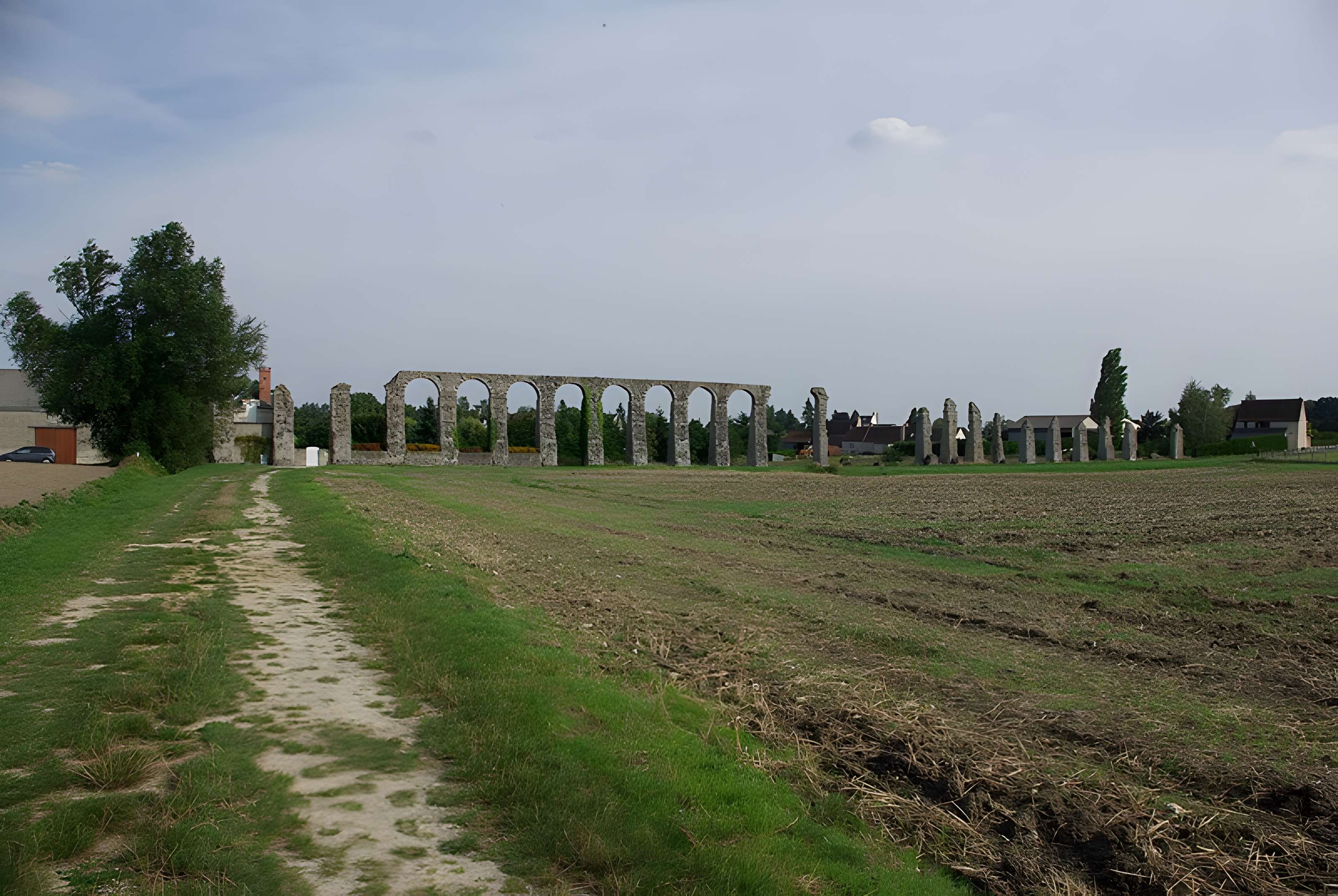 Vestiges de l'aqueduc romain de Luynes