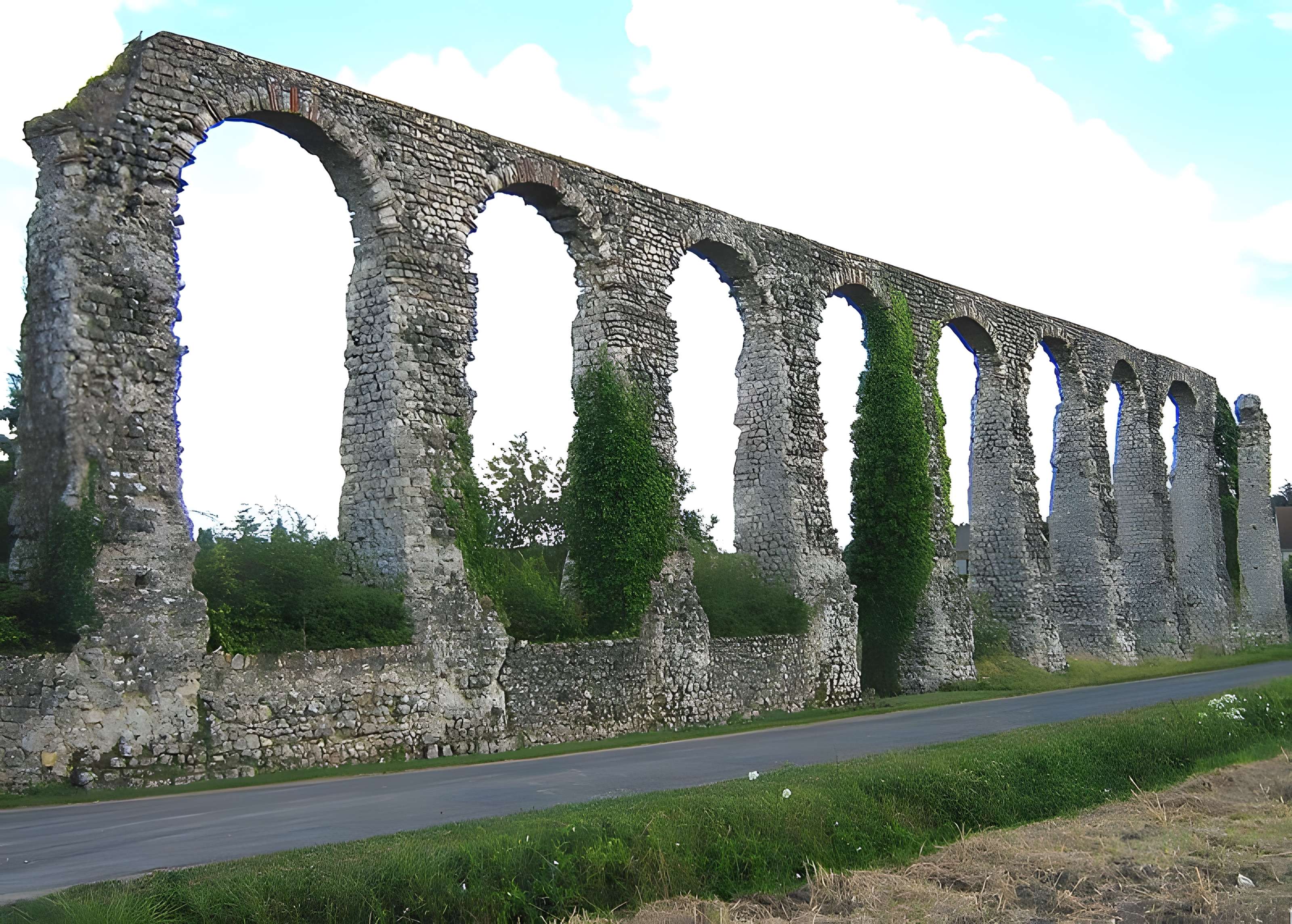 Vestiges de l'aqueduc romain de Luynes
