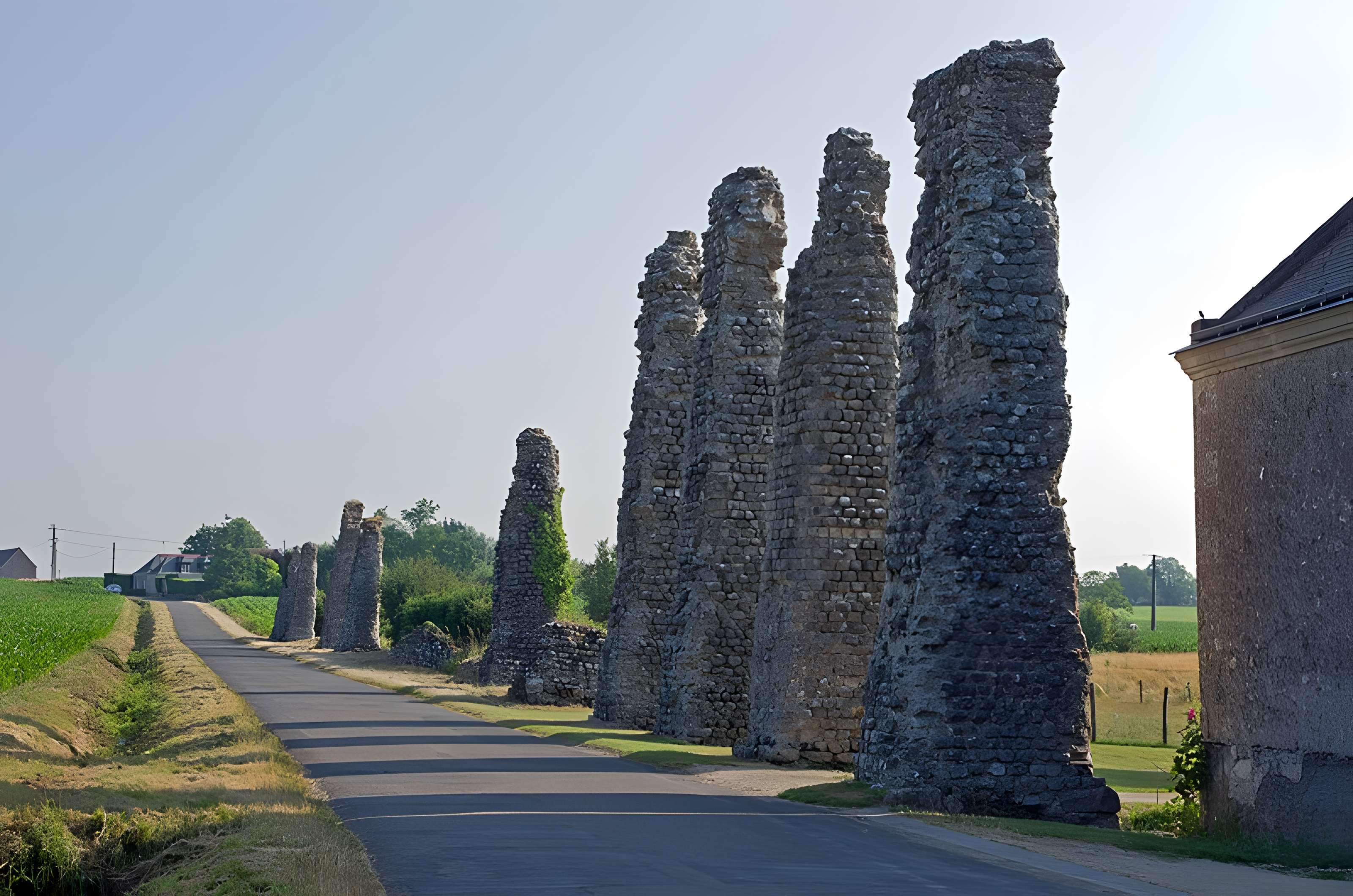 Vestiges de l'aqueduc romain de Luynes
