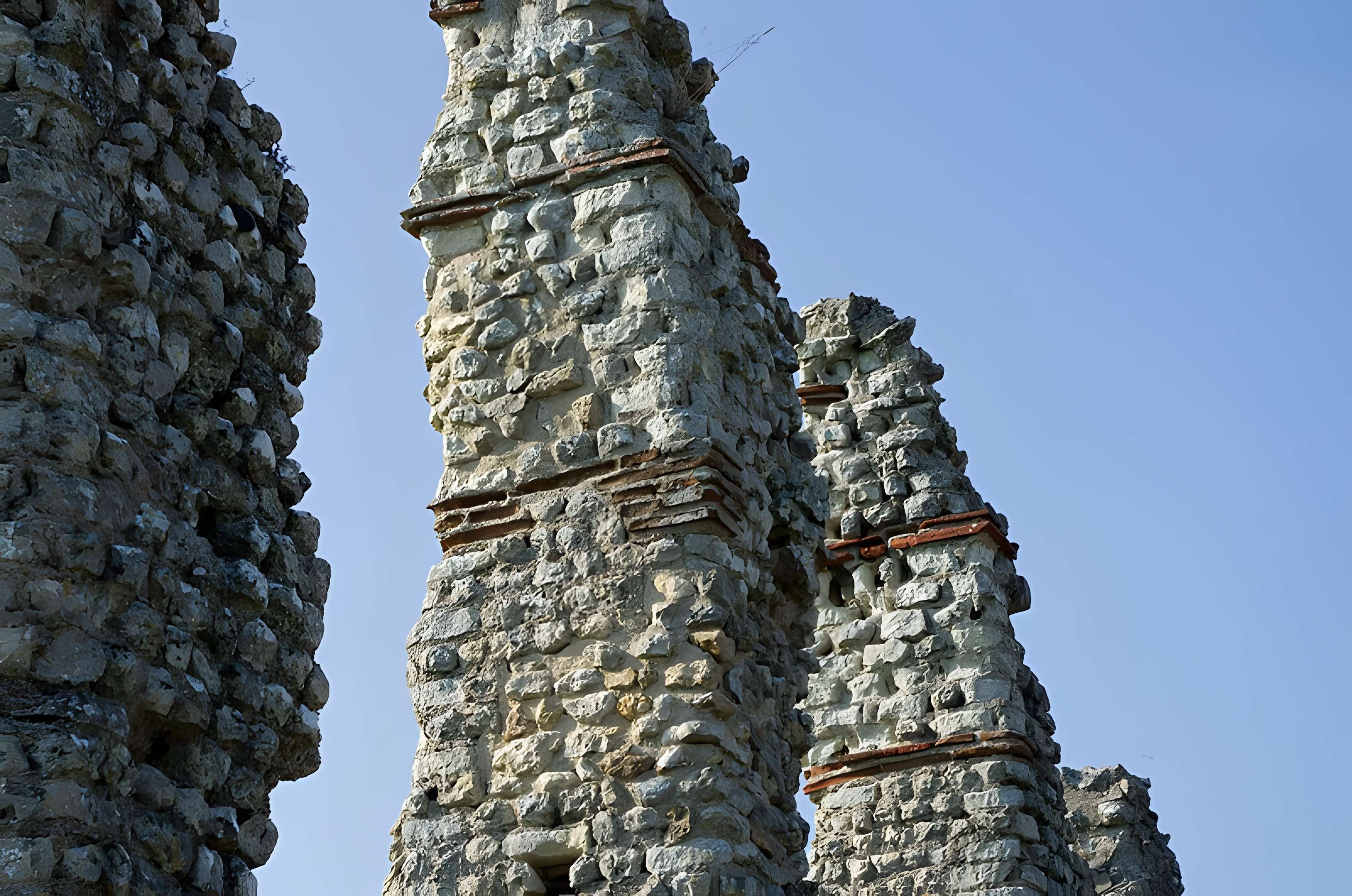 Vestiges de l'aqueduc romain de Luynes