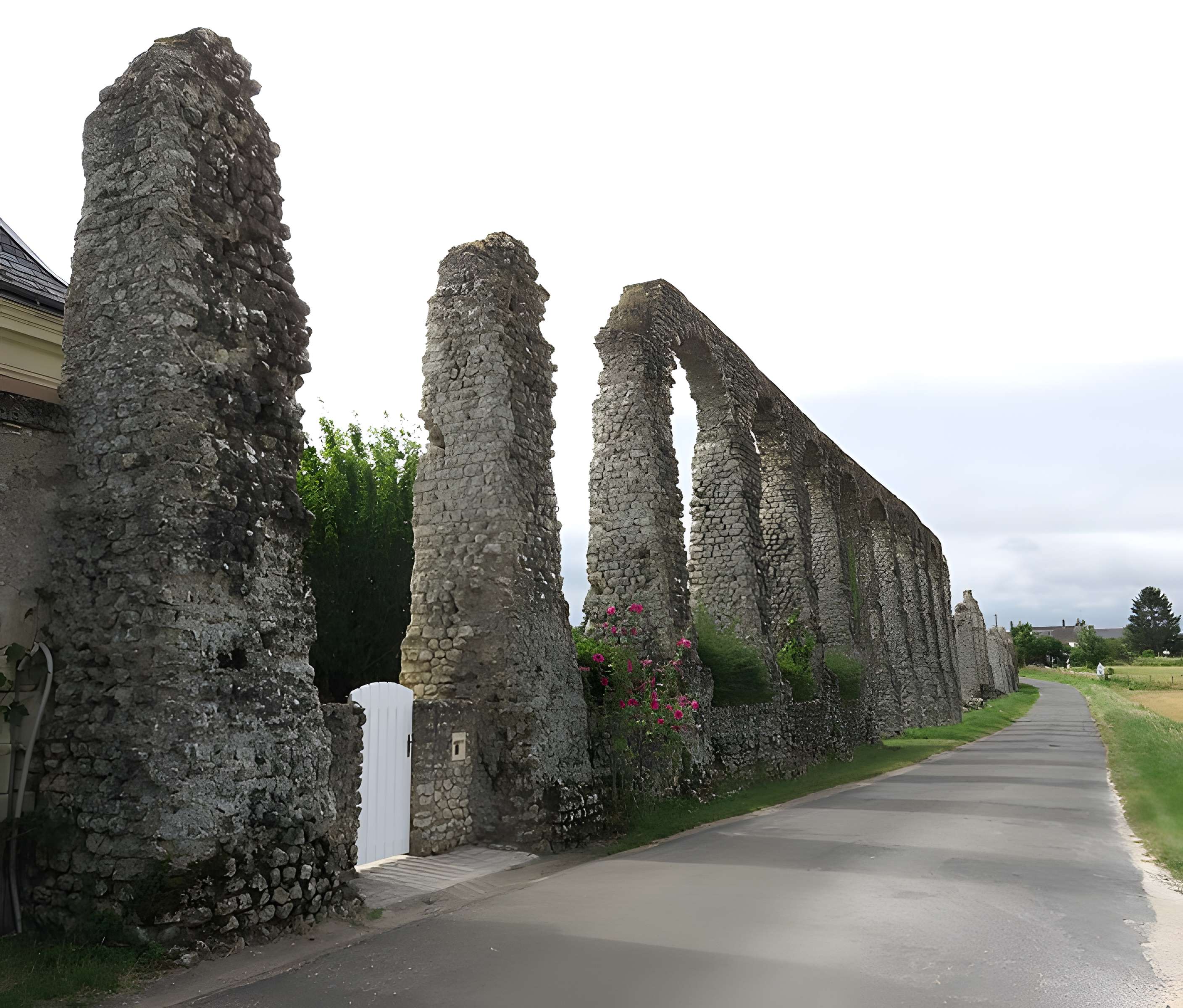 Vestiges de l'aqueduc romain de Luynes