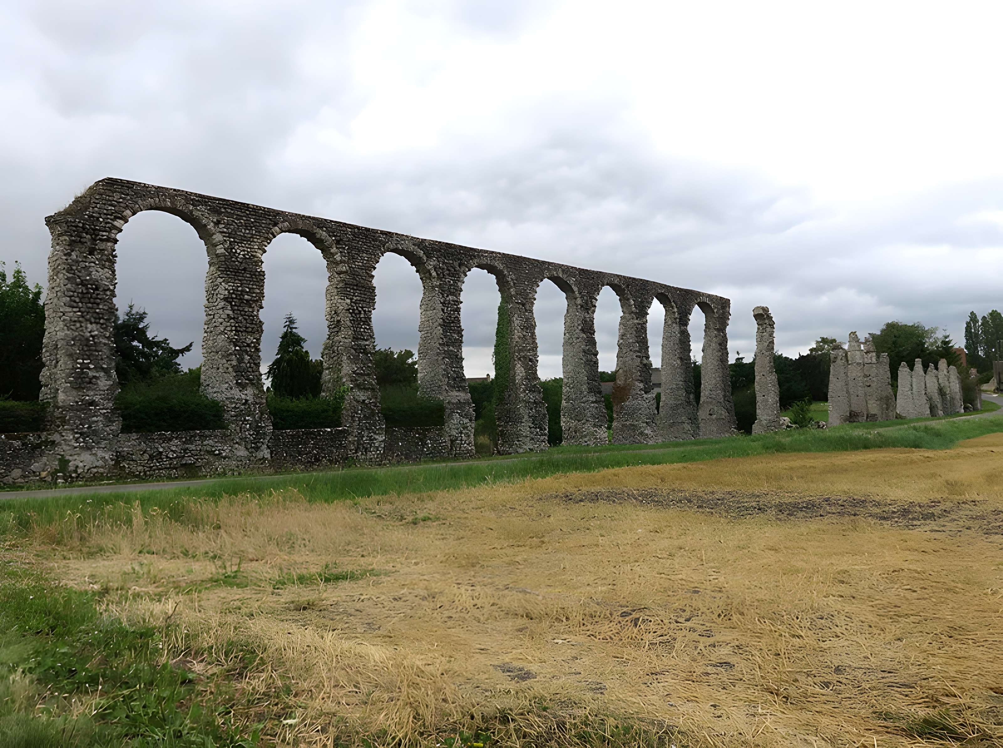 Vestiges de l'aqueduc romain de Luynes