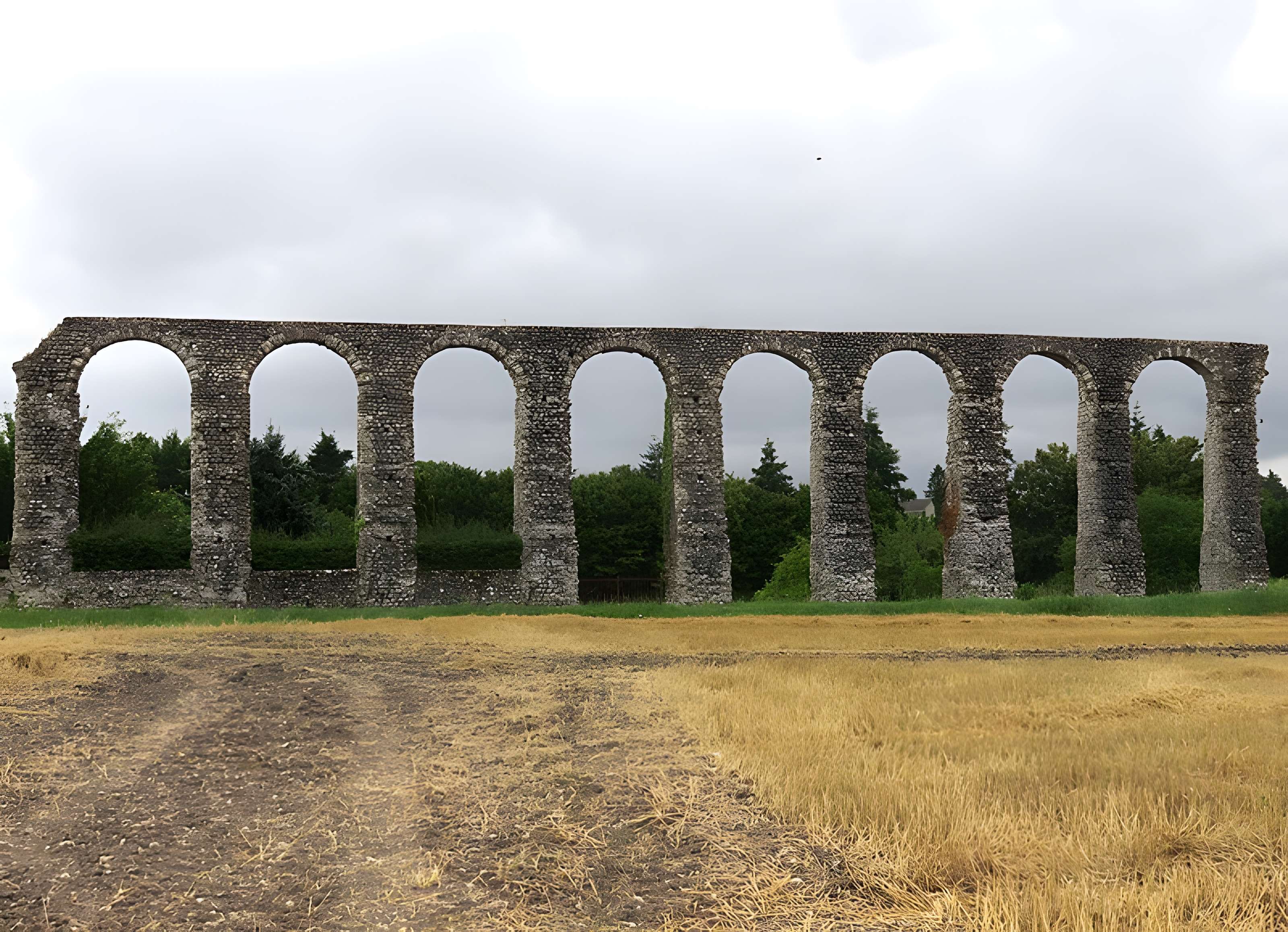Vestiges de l'aqueduc romain de Luynes