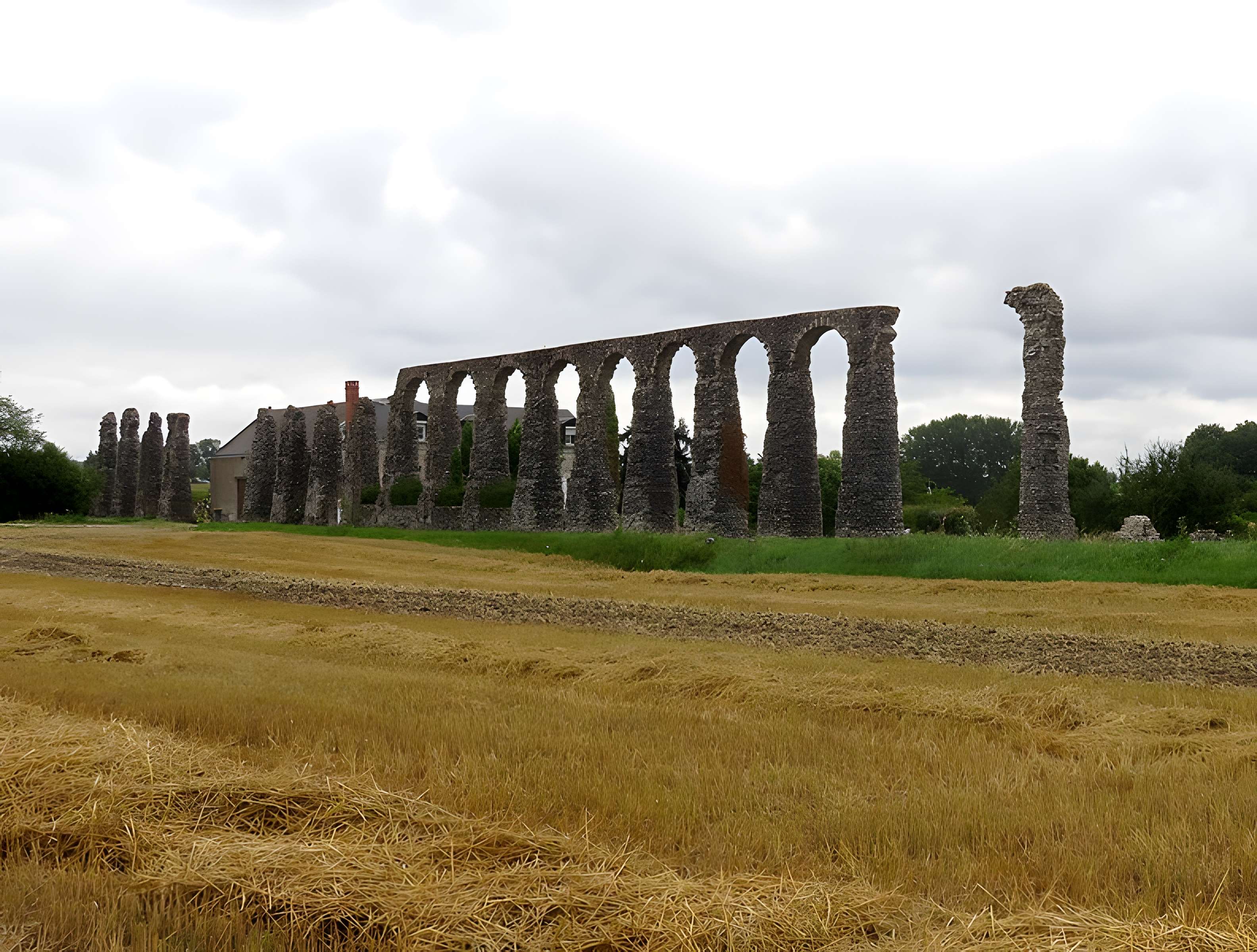 Vestiges de l'aqueduc romain de Luynes
