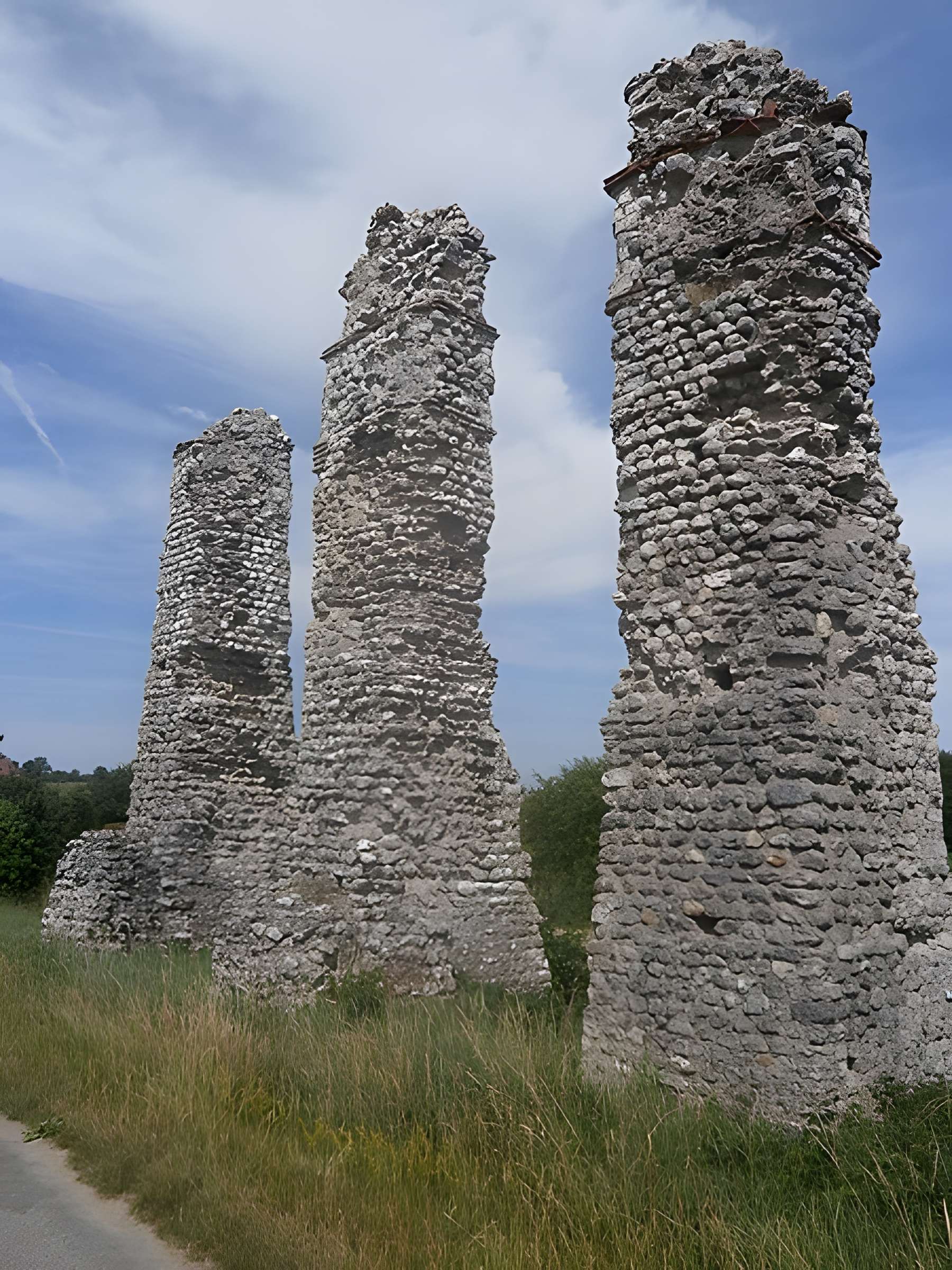 Vestiges de l'aqueduc romain de Luynes