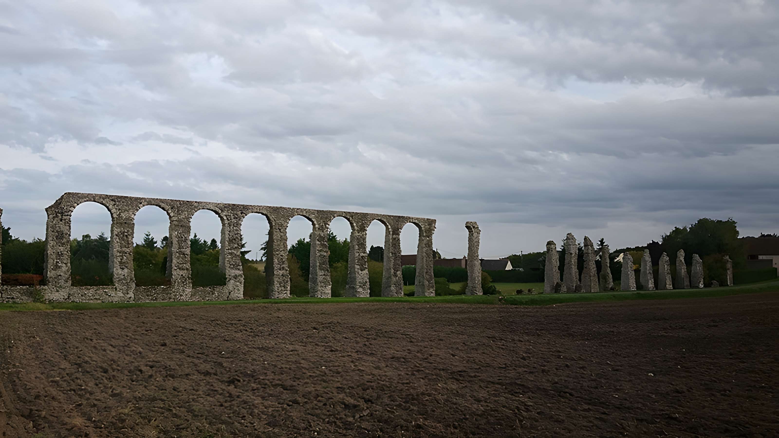 Vestiges de l'aqueduc romain de Luynes