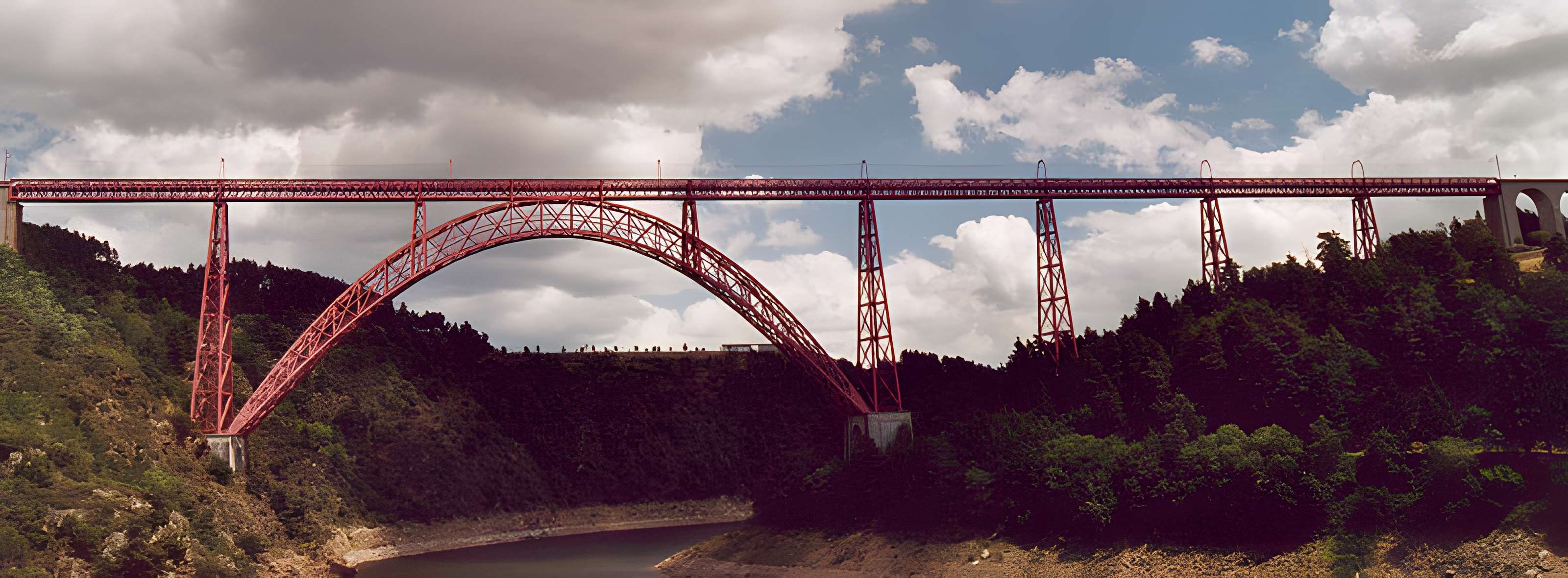 Viaduc de Garabit à Loubaresse