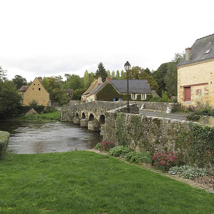 Photo de Vieux pont sur la Vègre à Asnières-sur-Vègre