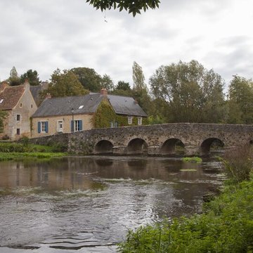 Vieux pont sur la Vègre à Asnières-sur-Vègre