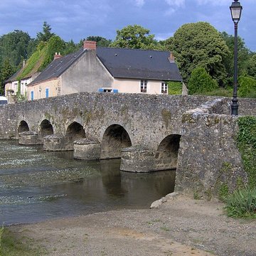 Vieux pont sur la Vègre à Asnières-sur-Vègre