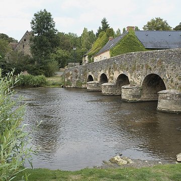Vieux pont sur la Vègre à Asnières-sur-Vègre