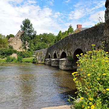Vieux pont sur la Vègre à Asnières-sur-Vègre