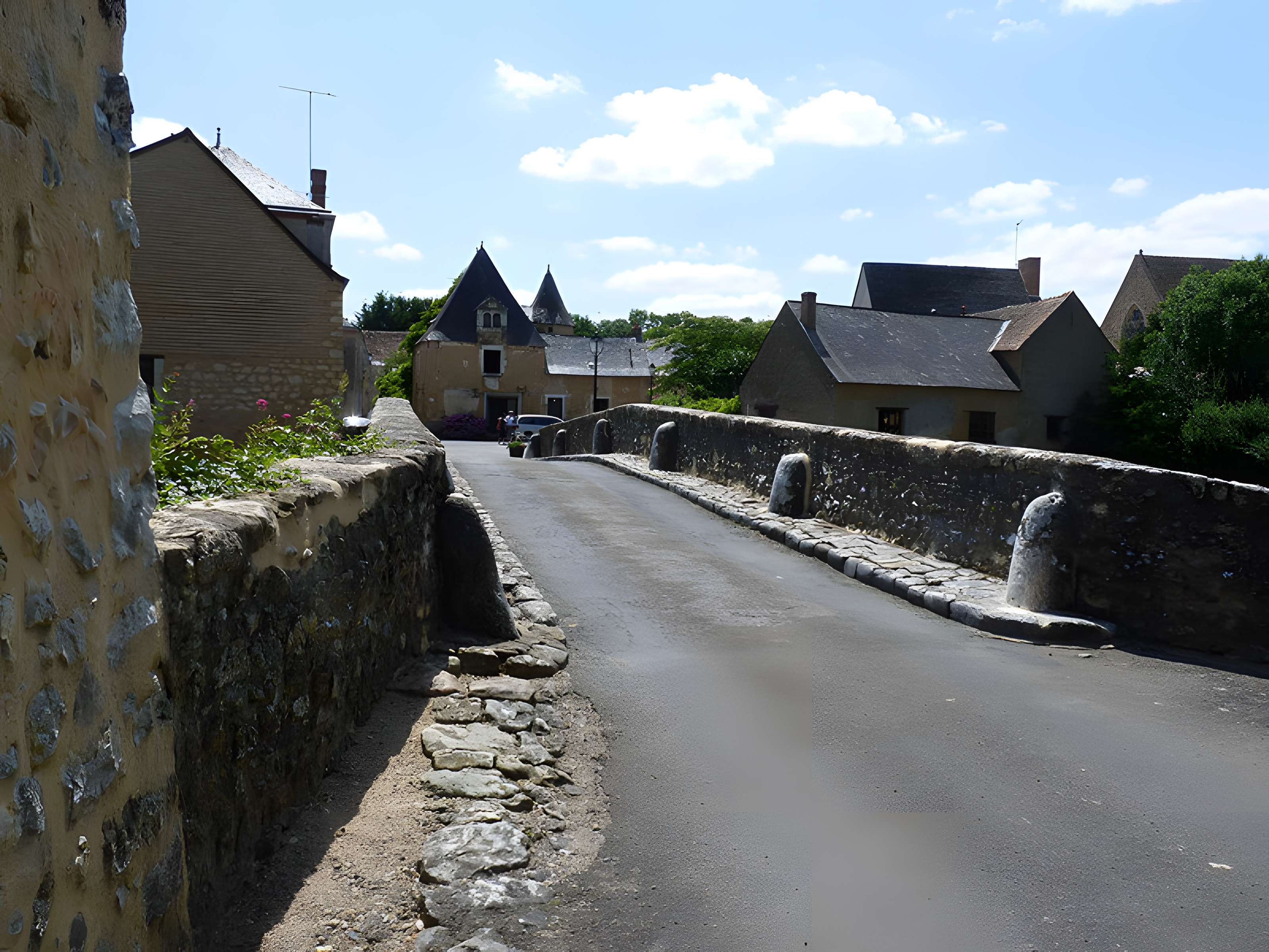 Vieux pont sur la Vègre à Asnières-sur-Vègre