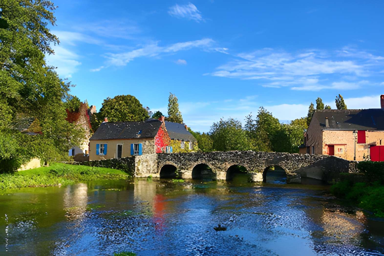 Vieux pont sur la Vègre à Asnières-sur-Vègre
