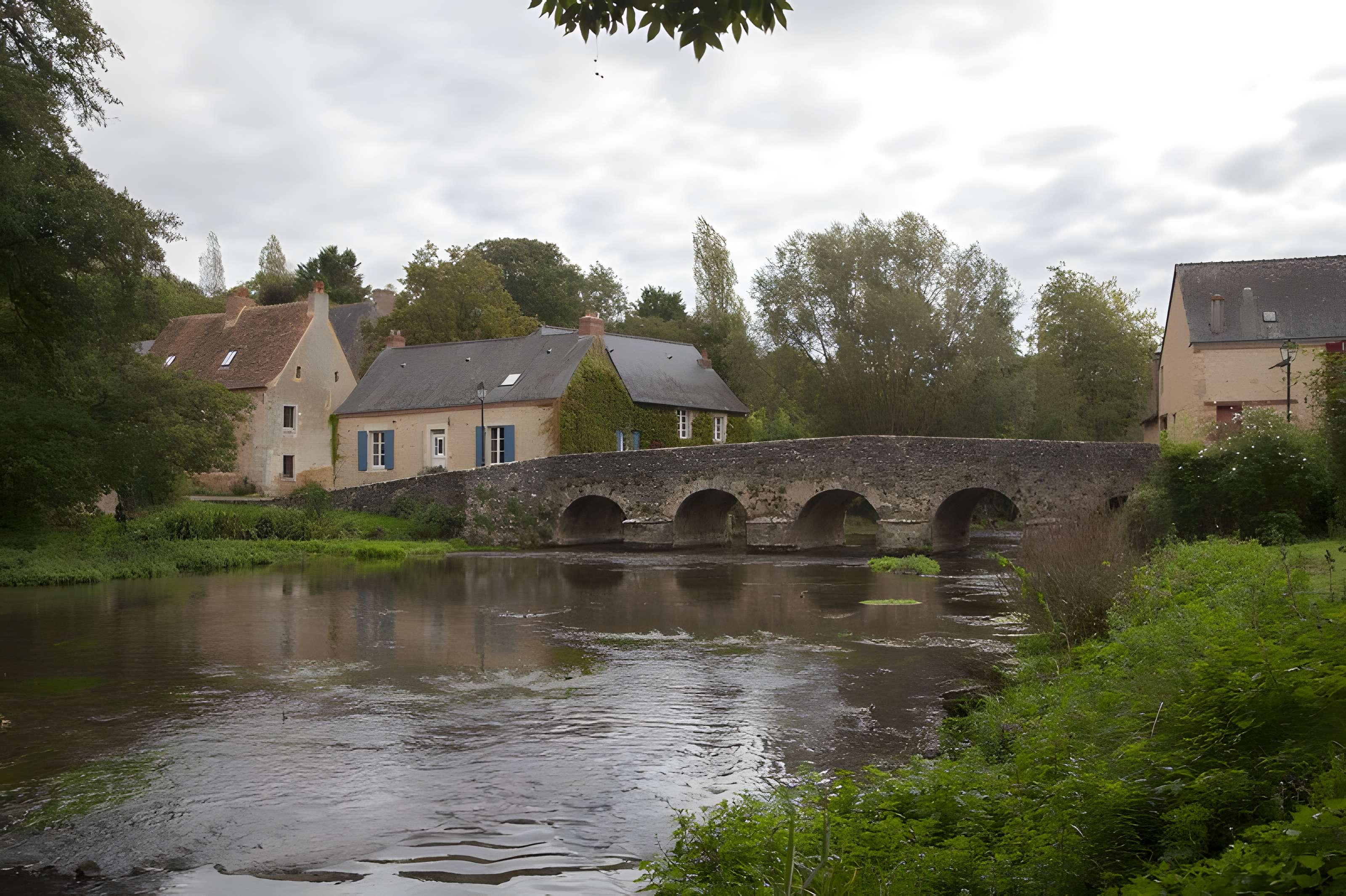 Vieux pont sur la Vègre à Asnières-sur-Vègre