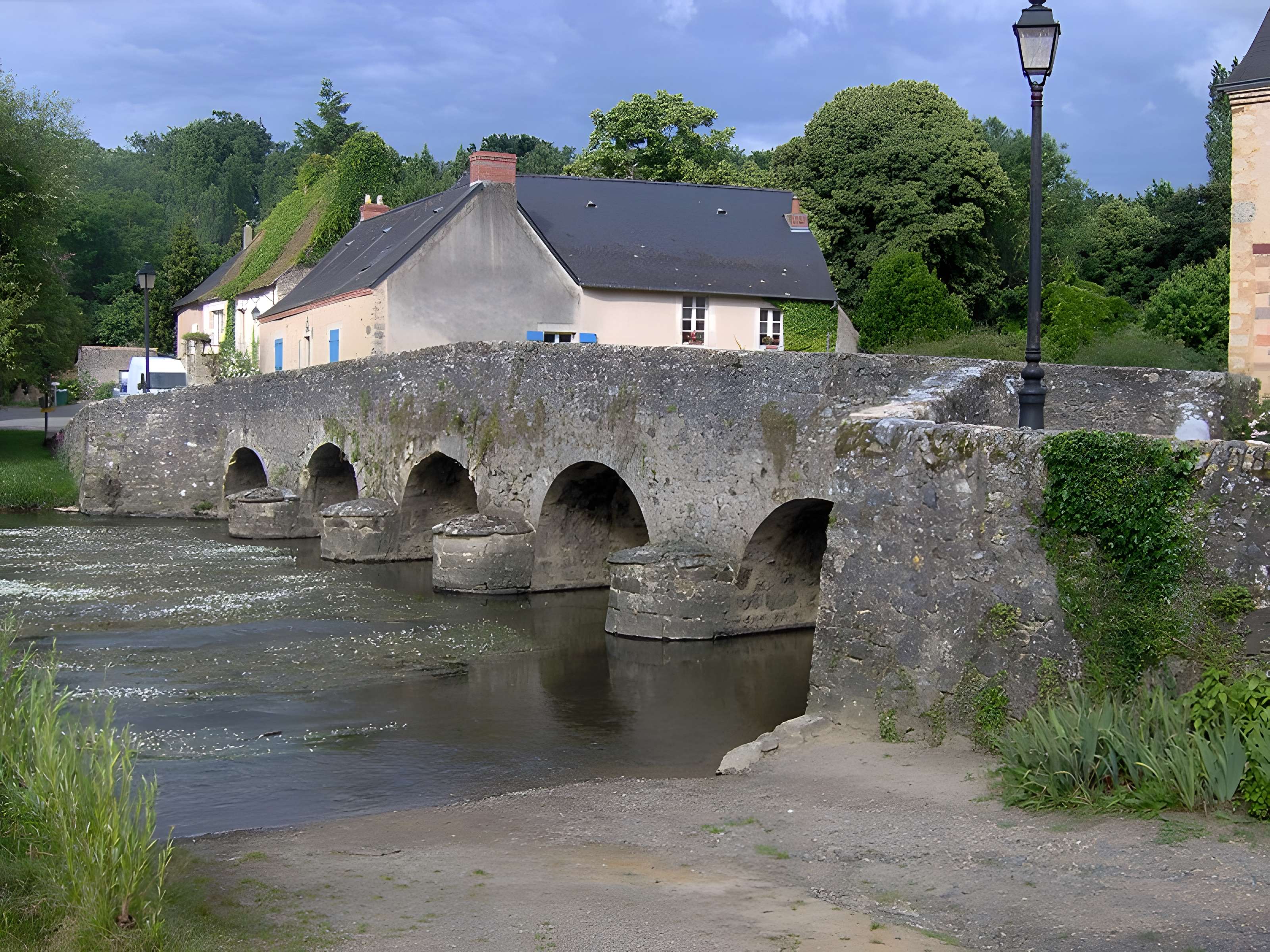 Vieux pont sur la Vègre à Asnières-sur-Vègre