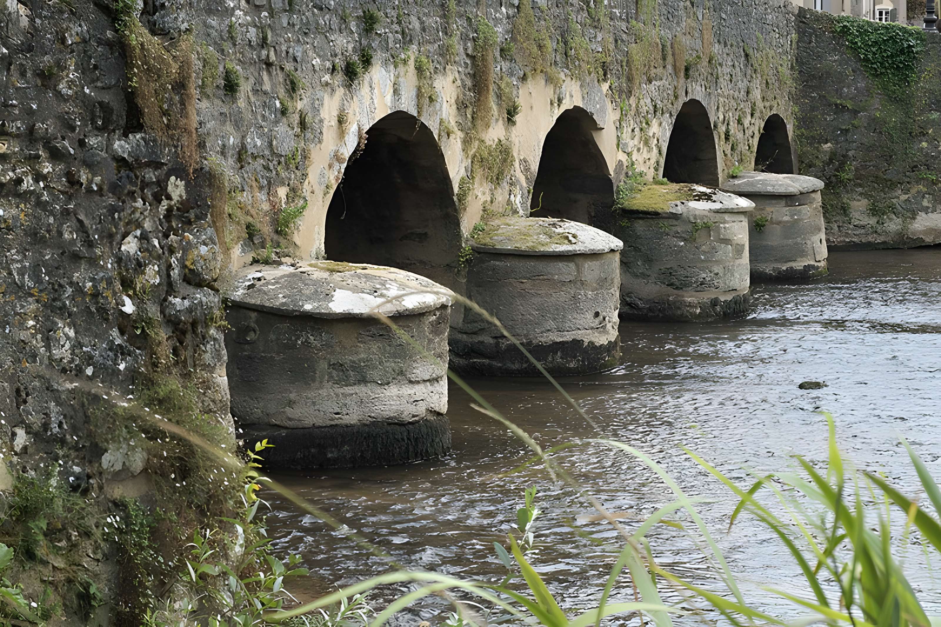 Vieux pont sur la Vègre à Asnières-sur-Vègre