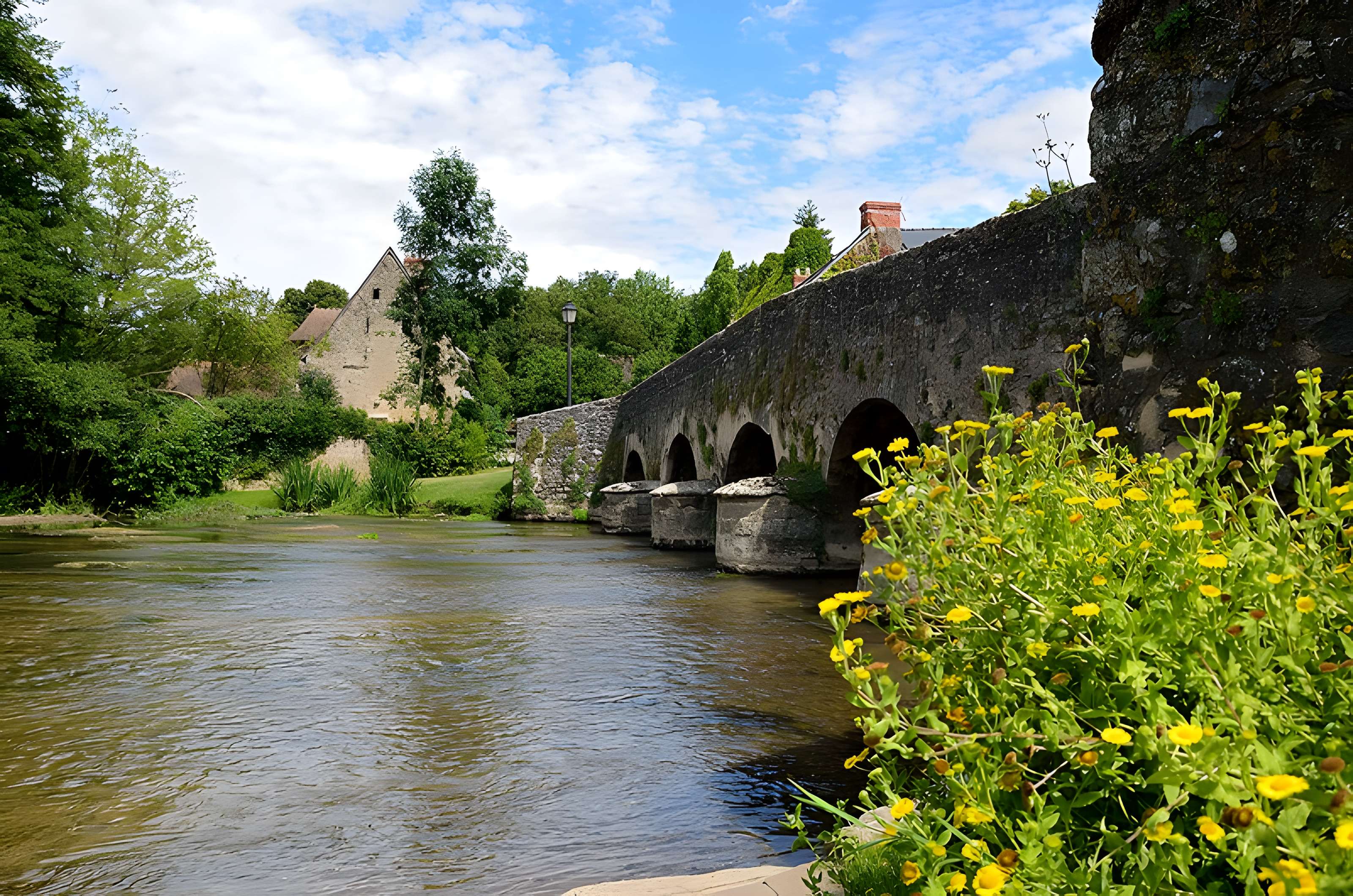 Vieux pont sur la Vègre à Asnières-sur-Vègre