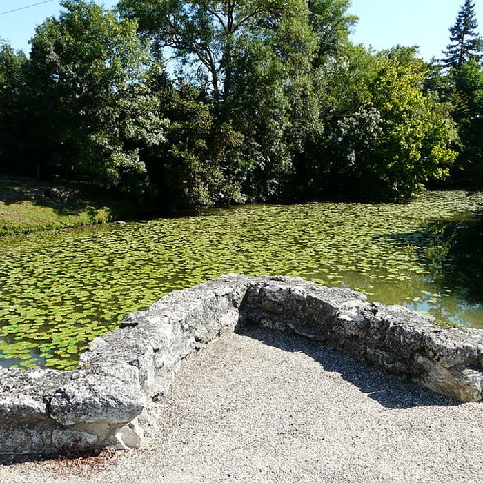 Photo de Pont médiéval, dit le vieux pont, sur le Dropt également sur commune dAgnac