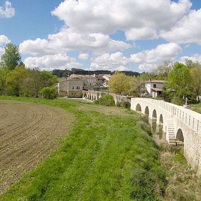 Photo de Pont médiéval, dit le vieux pont, sur le Dropt également sur commune dAgnac