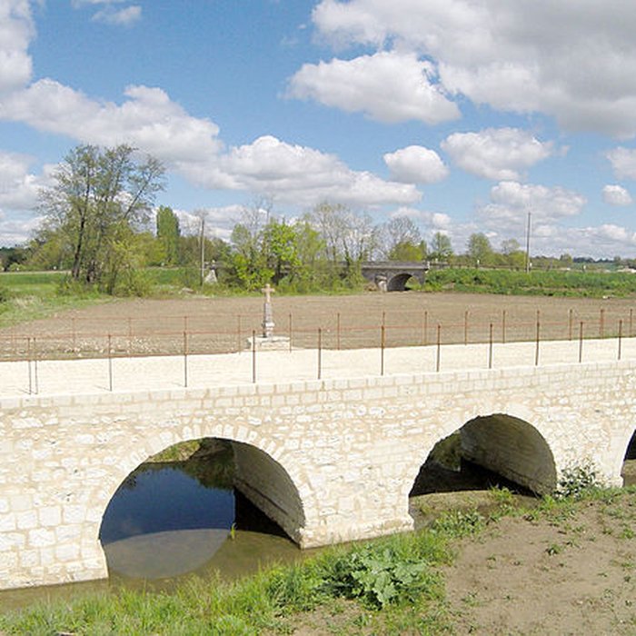 Photo de Pont médiéval, dit le vieux pont, sur le Dropt également sur commune dAgnac