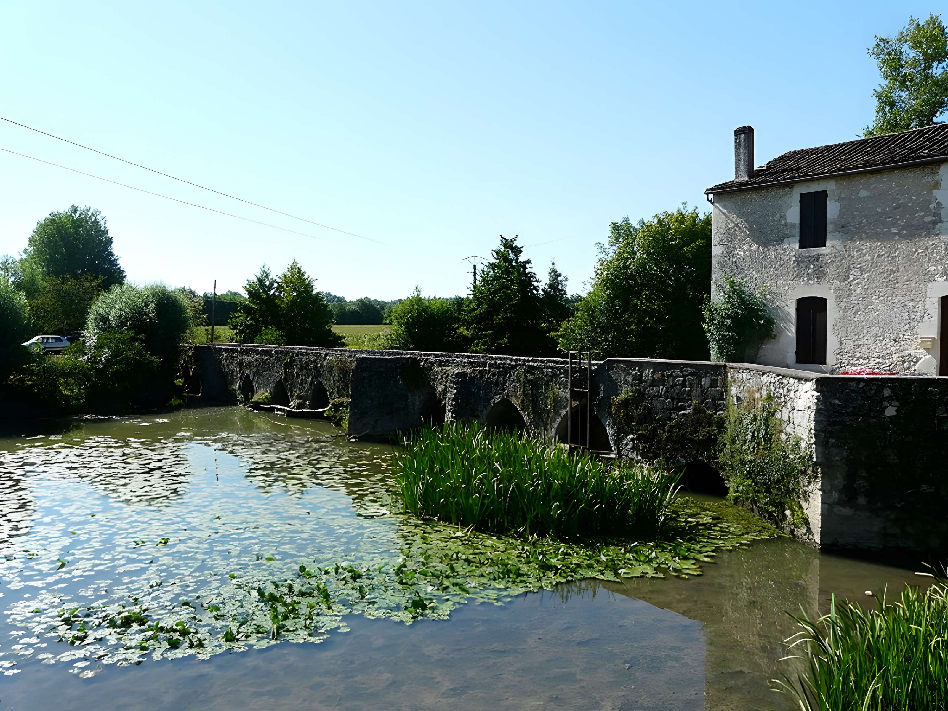 Vieux pont sur le Dropt à Agnac