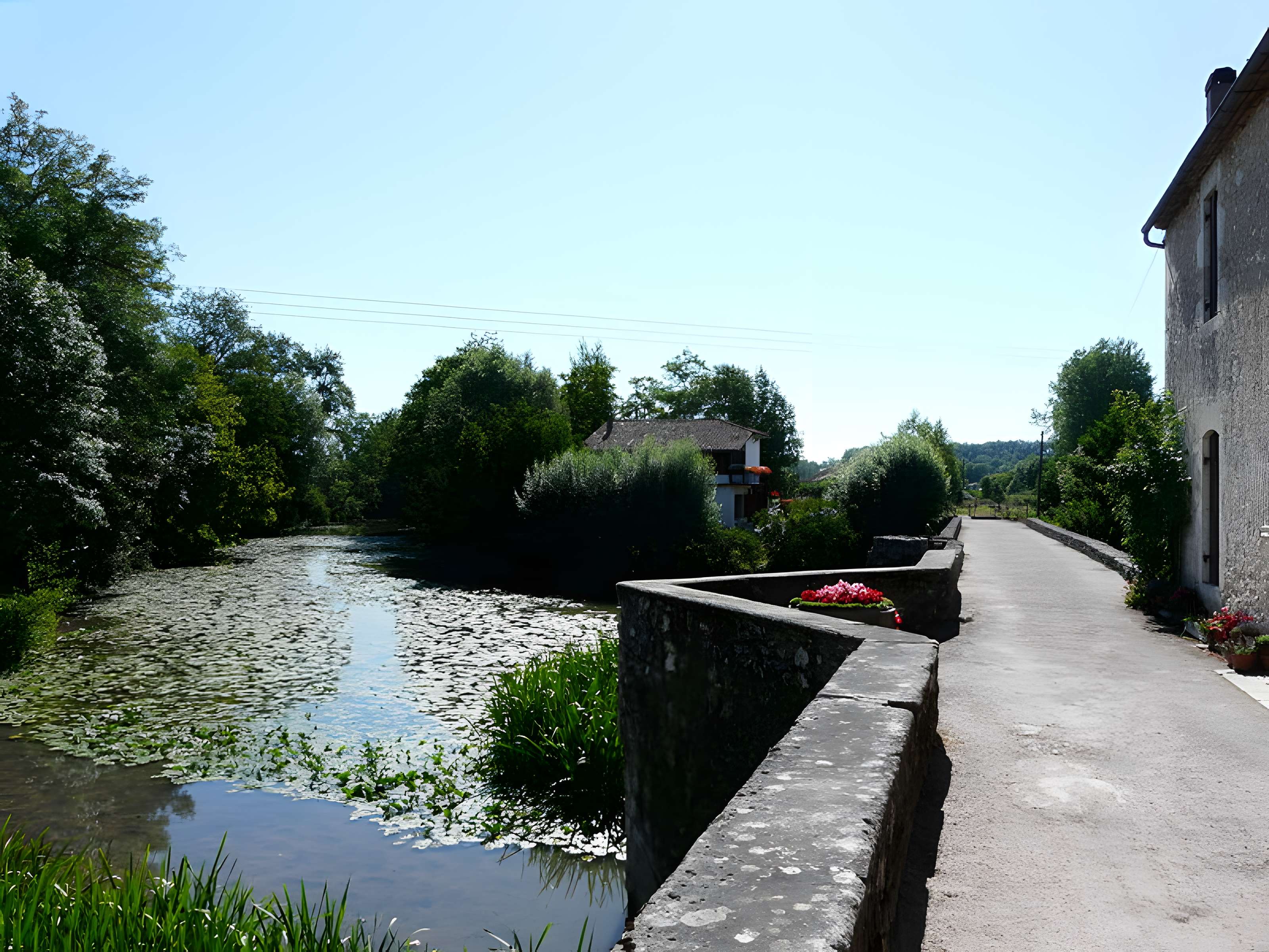 Vieux pont sur le Dropt à Agnac