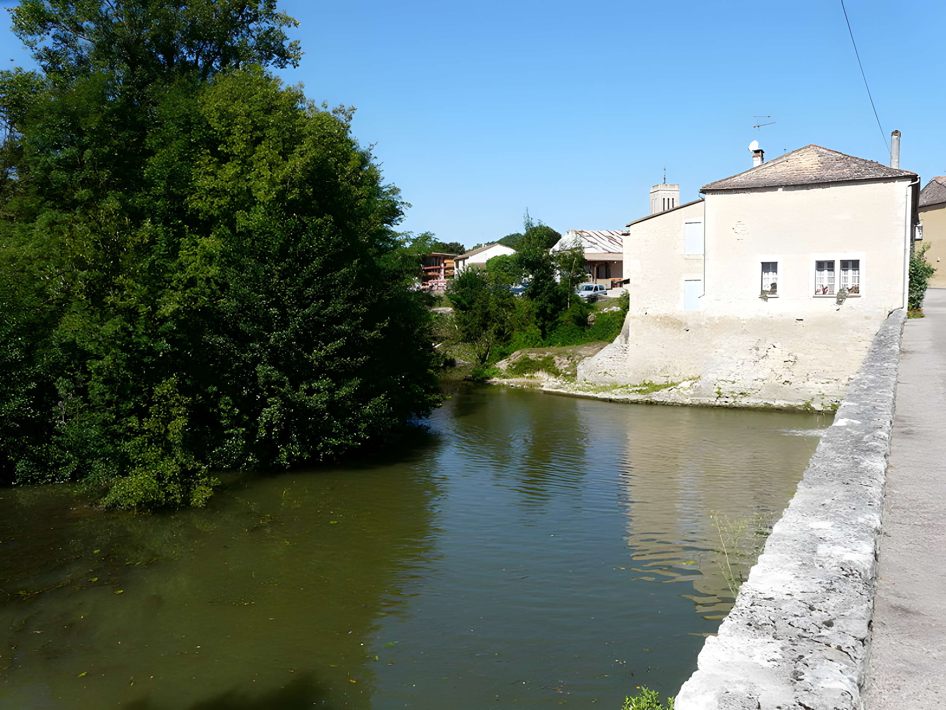 Vieux pont sur le Dropt à Agnac