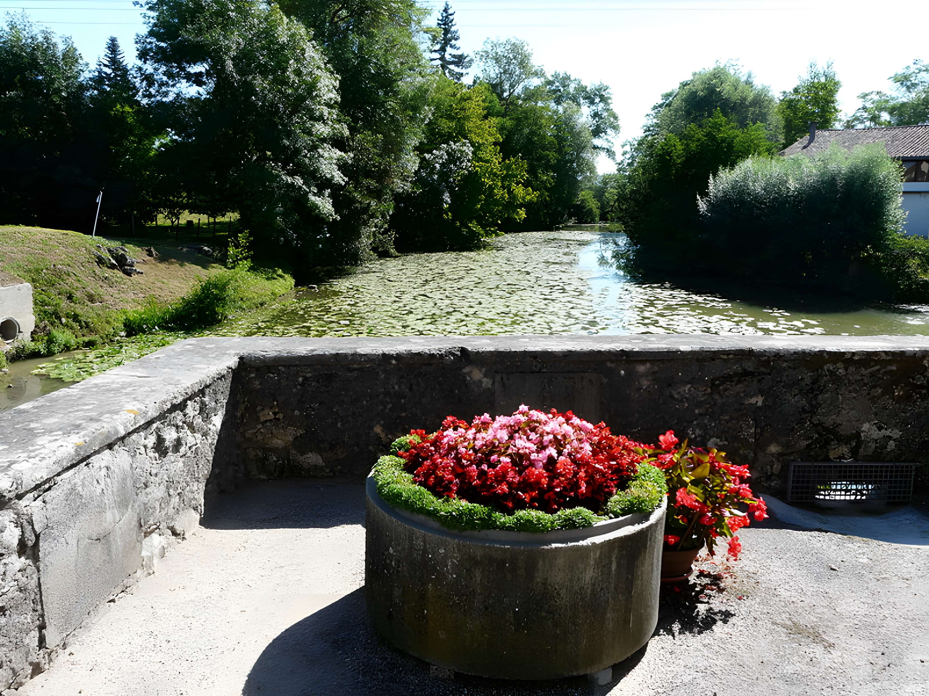 Vieux pont sur le Dropt à Agnac
