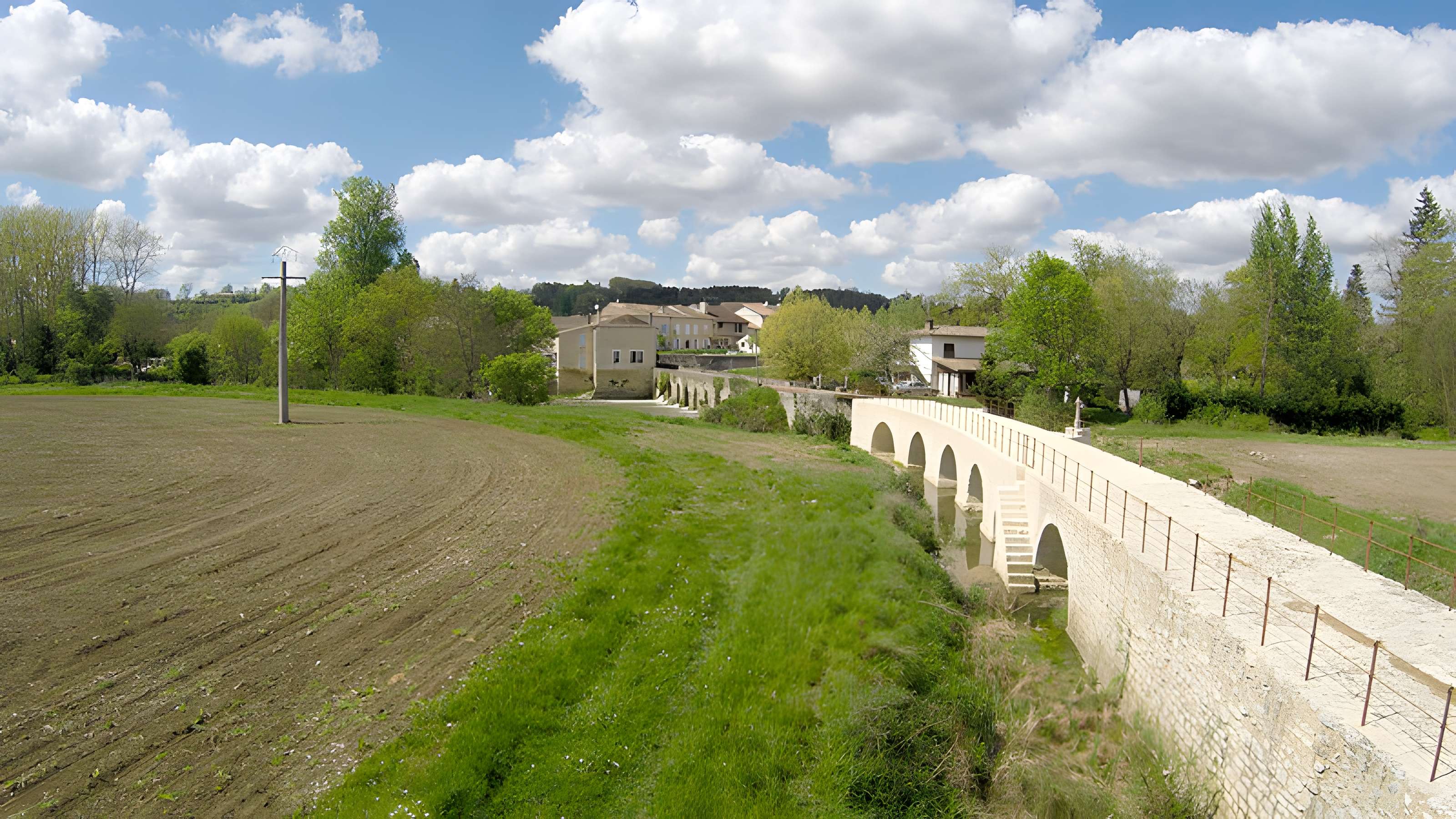 Vieux pont sur le Dropt à Agnac