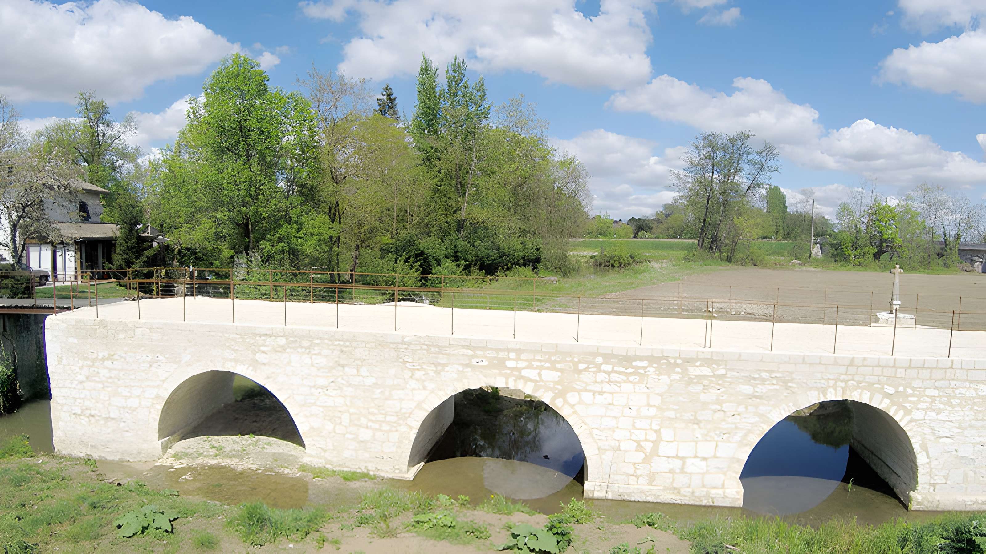 Vieux pont sur le Dropt à Agnac