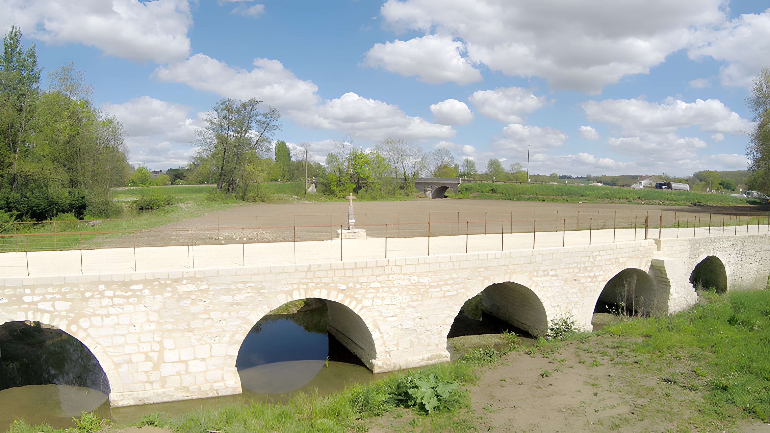 Vieux pont sur le Dropt à Agnac