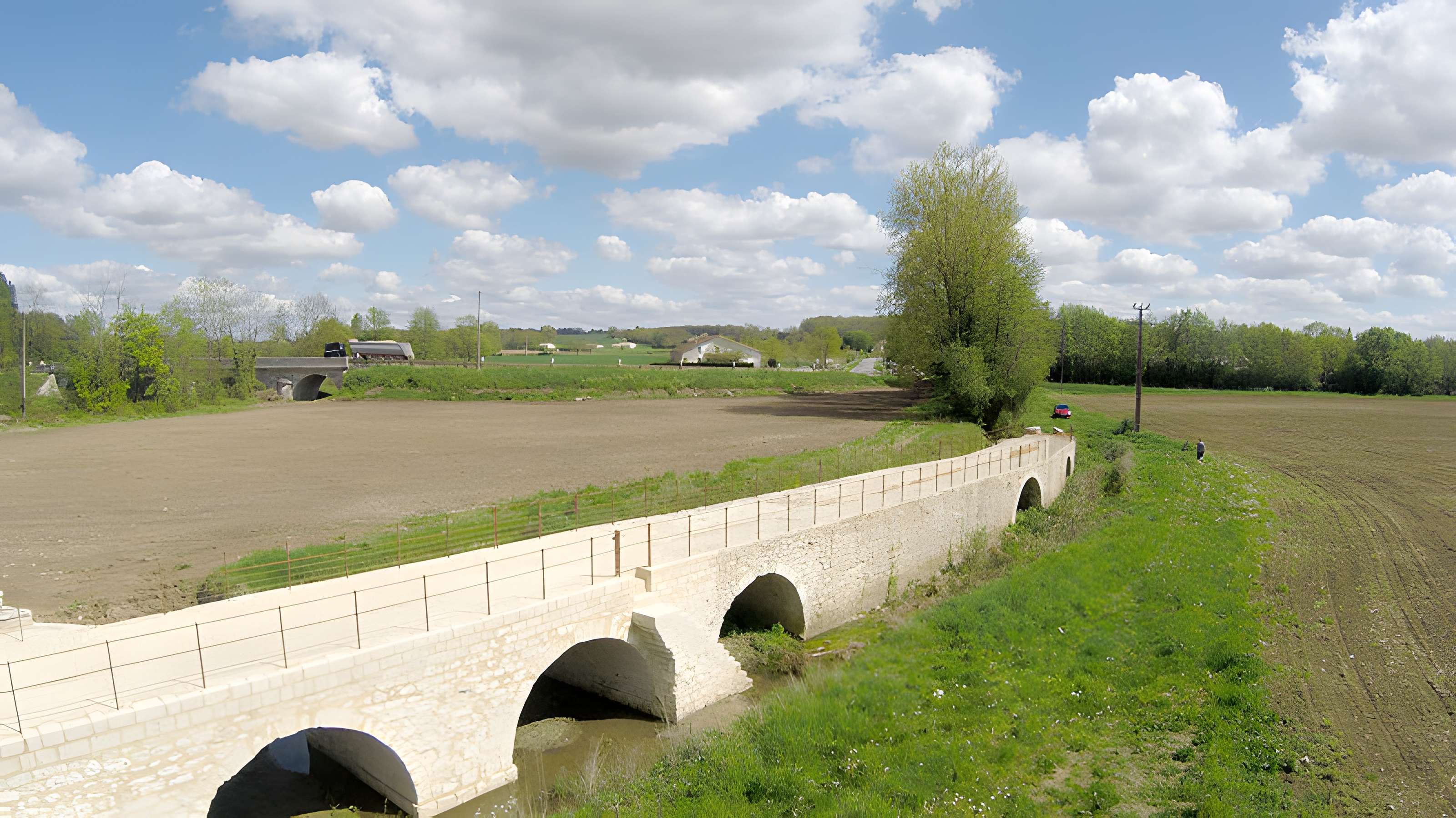 Vieux pont sur le Dropt à Agnac