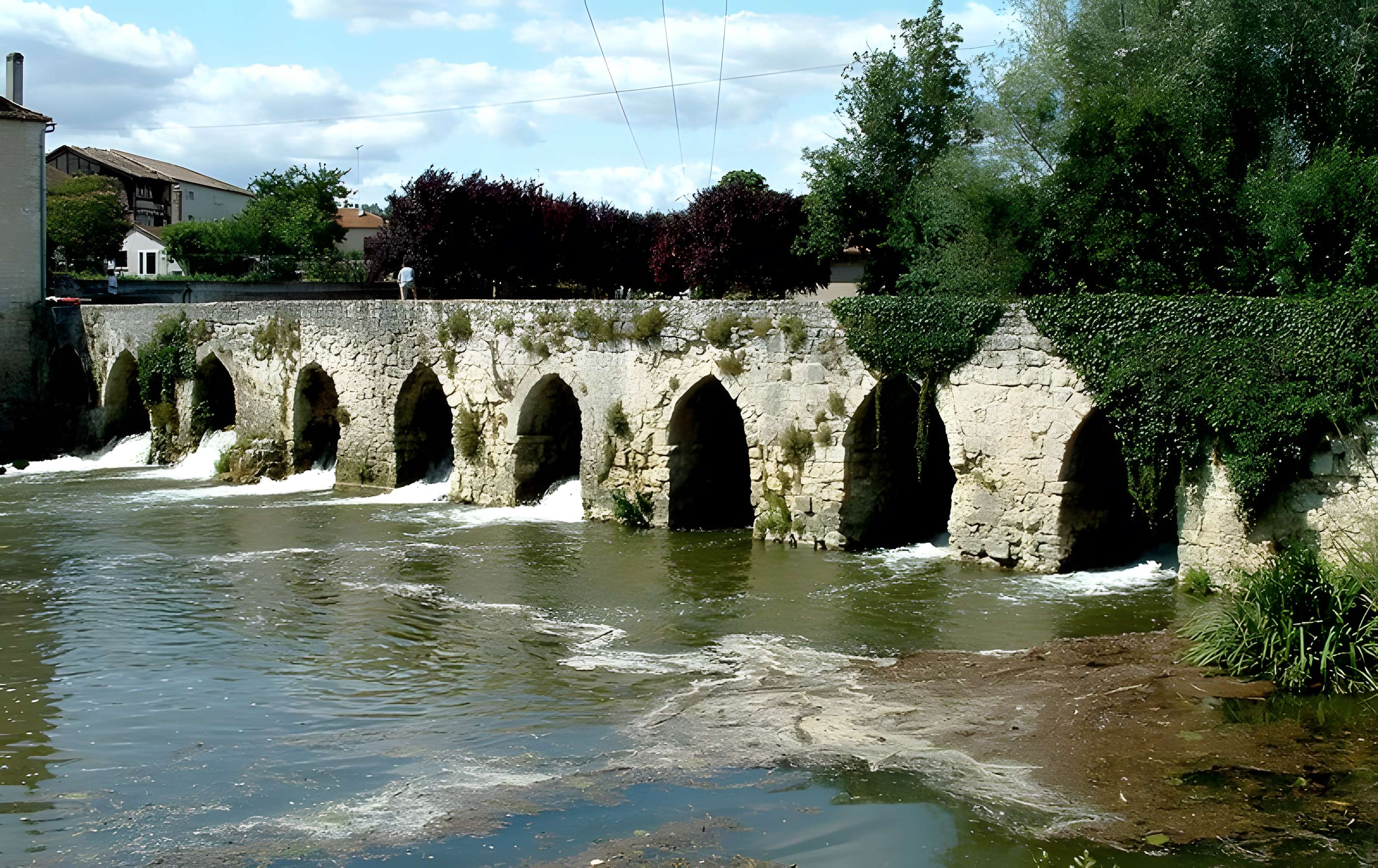 Vieux pont sur le Dropt à Agnac