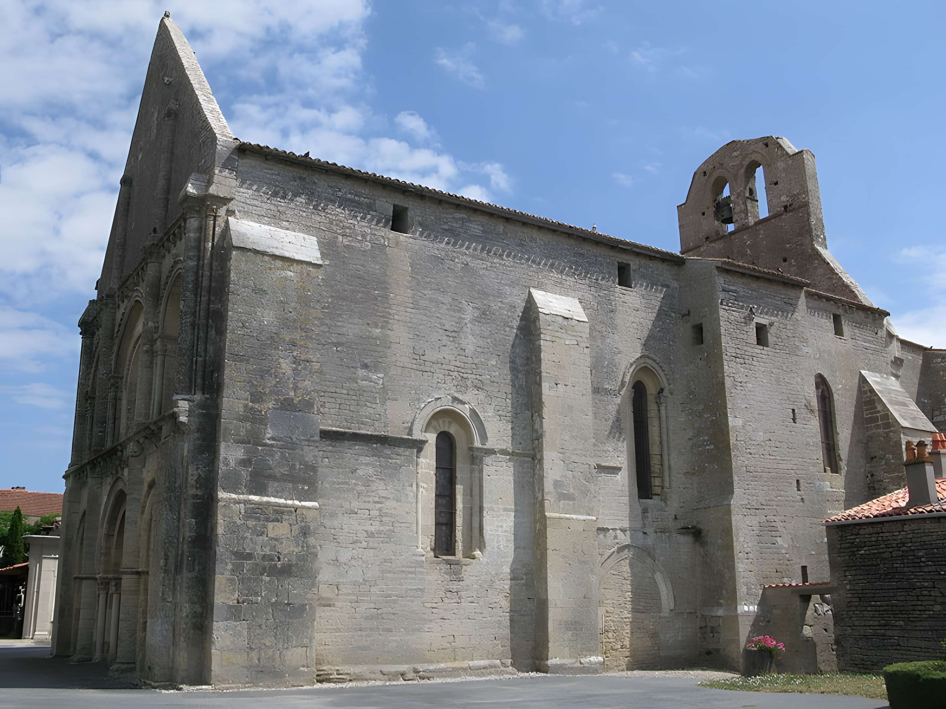 Église Notre-Dame de Genouillé en Charente-Maritime 