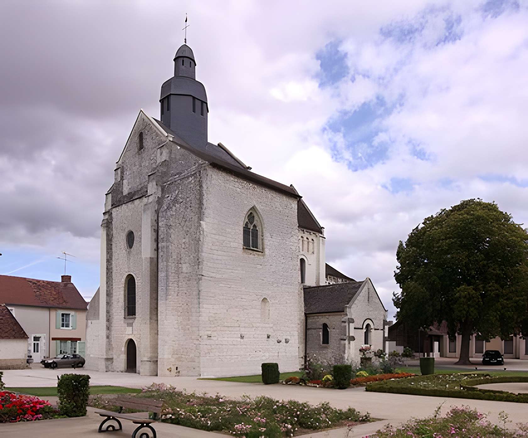 Abbatiale Saint-Genou 