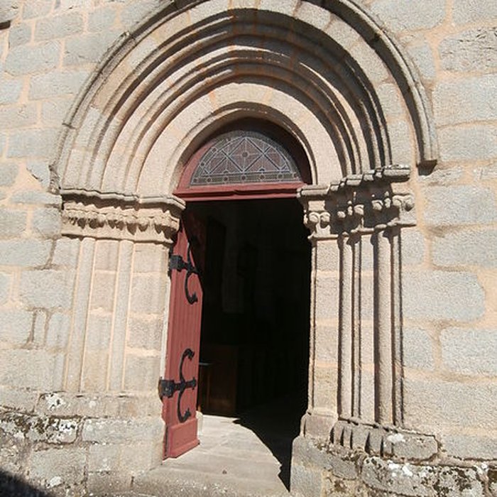 Photo de Église Notre-Dame de Lorette de La Chapelle-Baloue et une croix