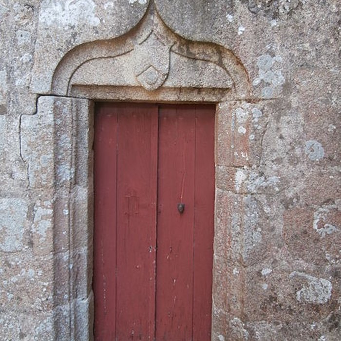 Photo de Église Notre-Dame de Lorette de La Chapelle-Baloue et une croix