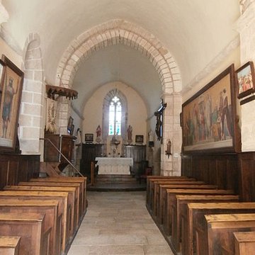 Église Notre-Dame de Lorette de La Chapelle-Baloue et une croix