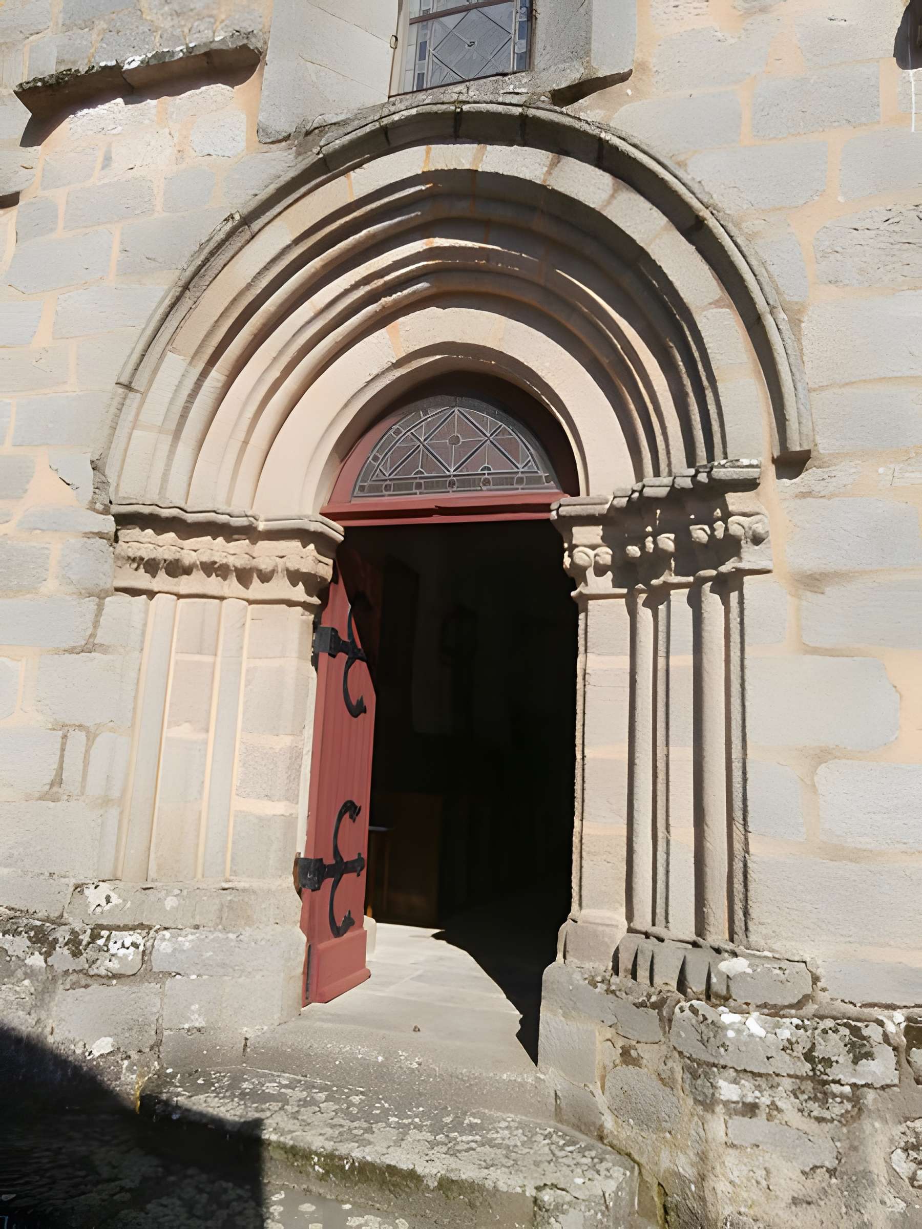 Église Notre-Dame de Lorette de La Chapelle-Baloue et une croix